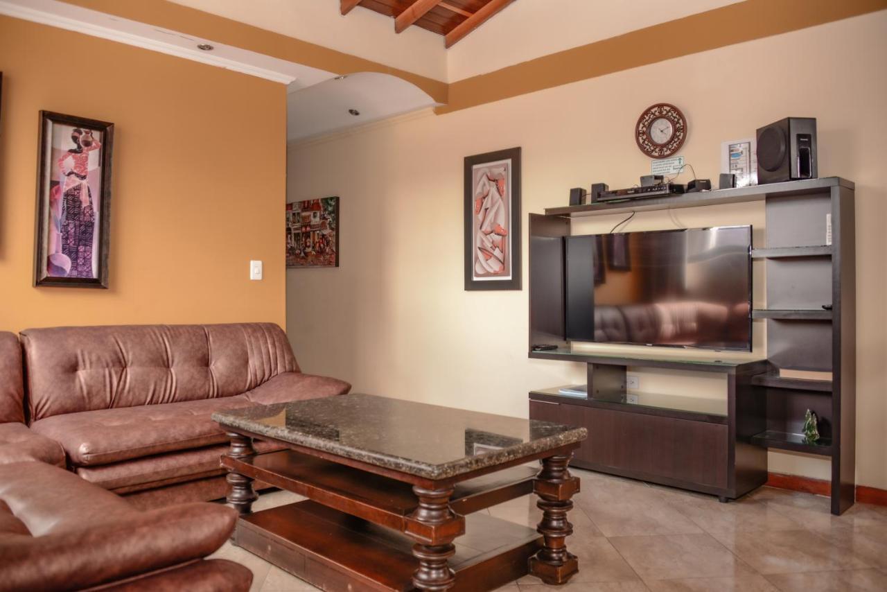 Calle 8 Suites Медельин Экстерьер фото